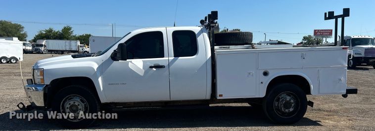 image for item EG0858 2013 Chevrolet  Silverado 3500HD Ext. Cab utility bed pickup truck