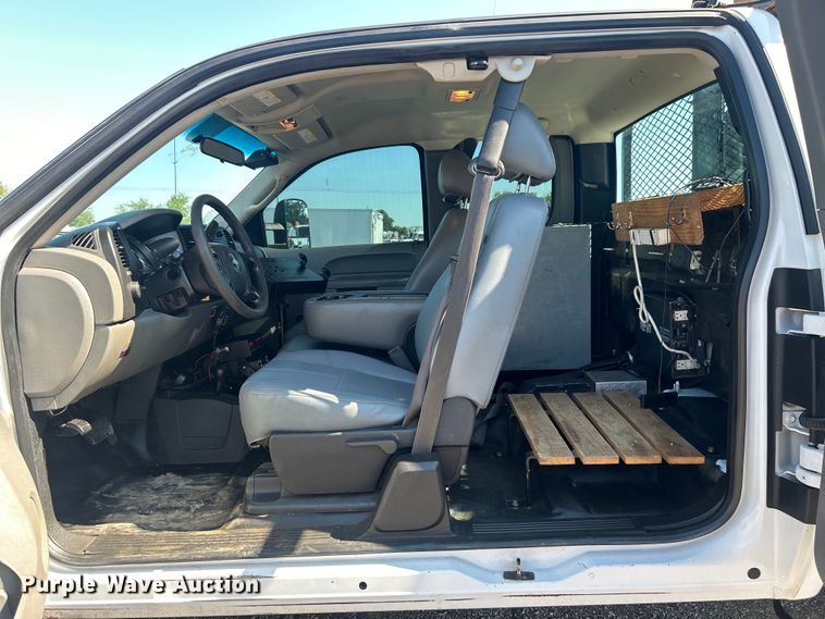 image for item EG0858 2013 Chevrolet  Silverado 3500HD Ext. Cab utility bed pickup truck