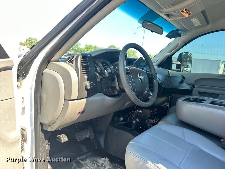 image for item EG0858 2013 Chevrolet  Silverado 3500HD Ext. Cab utility bed pickup truck