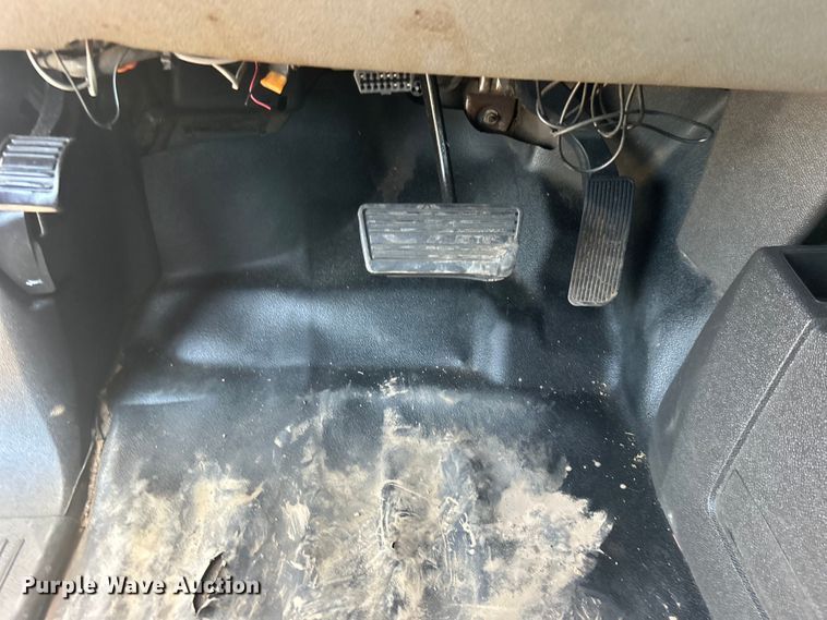 image for item EG0858 2013 Chevrolet  Silverado 3500HD Ext. Cab utility bed pickup truck