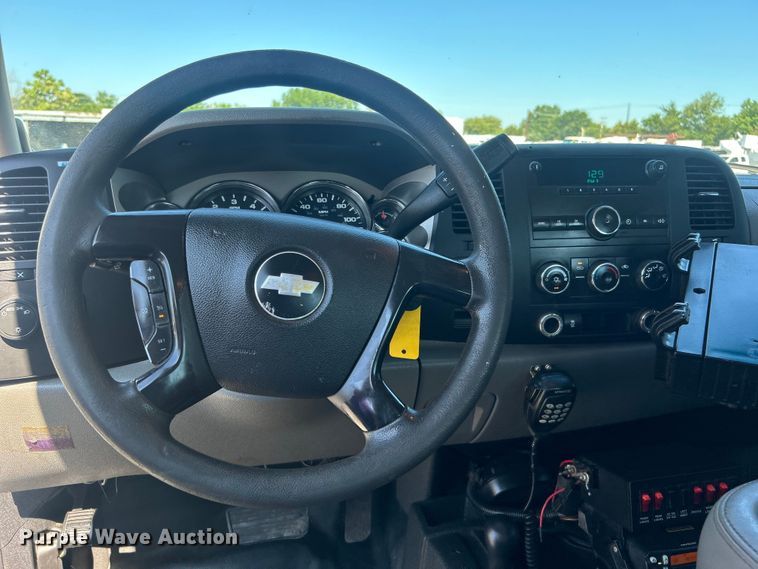 image for item EG0858 2013 Chevrolet  Silverado 3500HD Ext. Cab utility bed pickup truck