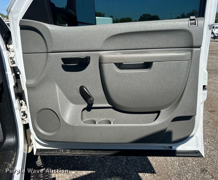 image for item EG0858 2013 Chevrolet  Silverado 3500HD Ext. Cab utility bed pickup truck