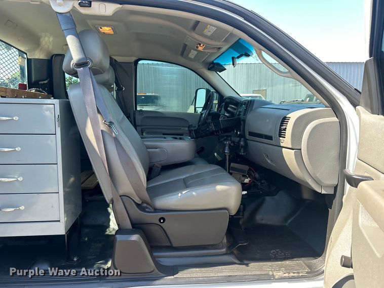 image for item EG0858 2013 Chevrolet  Silverado 3500HD Ext. Cab utility bed pickup truck