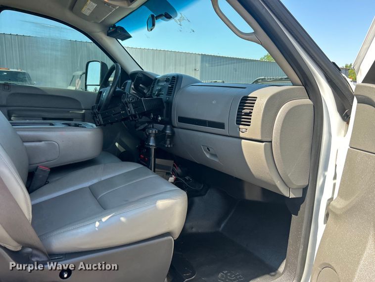 image for item EG0858 2013 Chevrolet  Silverado 3500HD Ext. Cab utility bed pickup truck