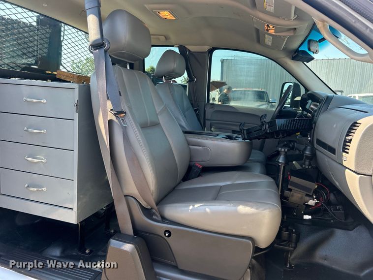 image for item EG0858 2013 Chevrolet  Silverado 3500HD Ext. Cab utility bed pickup truck