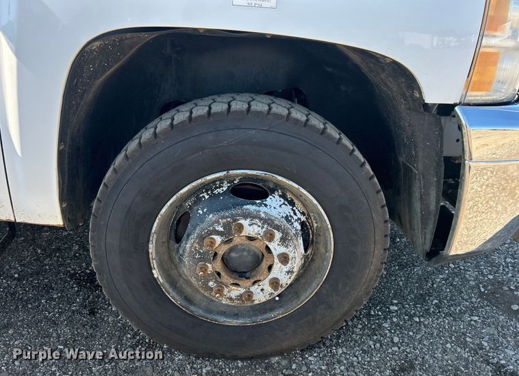 image for item EG0858 2013 Chevrolet  Silverado 3500HD Ext. Cab utility bed pickup truck