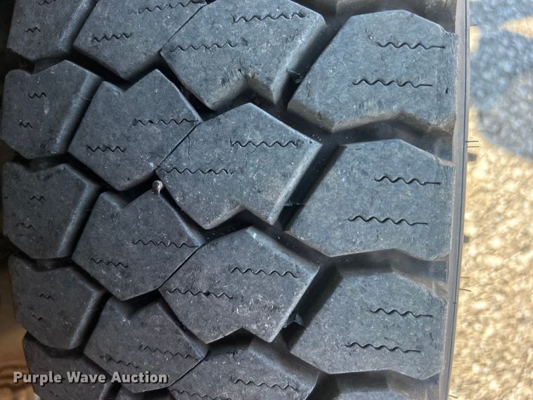 image for item EG0858 2013 Chevrolet  Silverado 3500HD Ext. Cab utility bed pickup truck