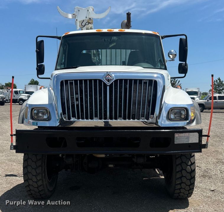 image for item EG0862 2006 International  7400 pressure digger truck