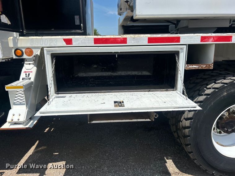 image for item EG0862 2006 International  7400 pressure digger truck