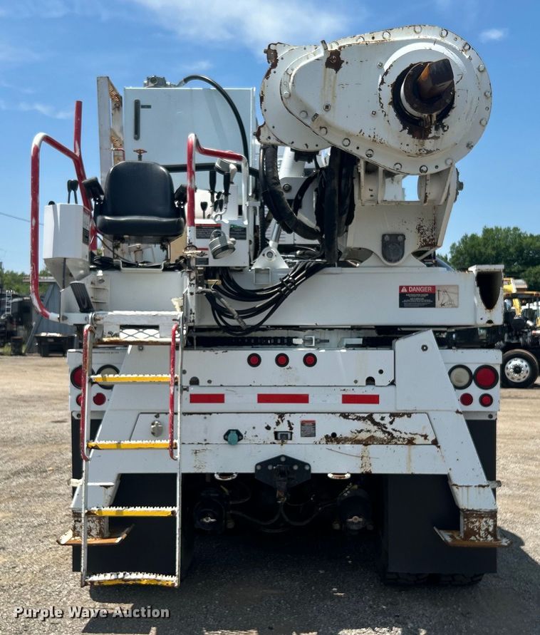 image for item EG0862 2006 International  7400 pressure digger truck