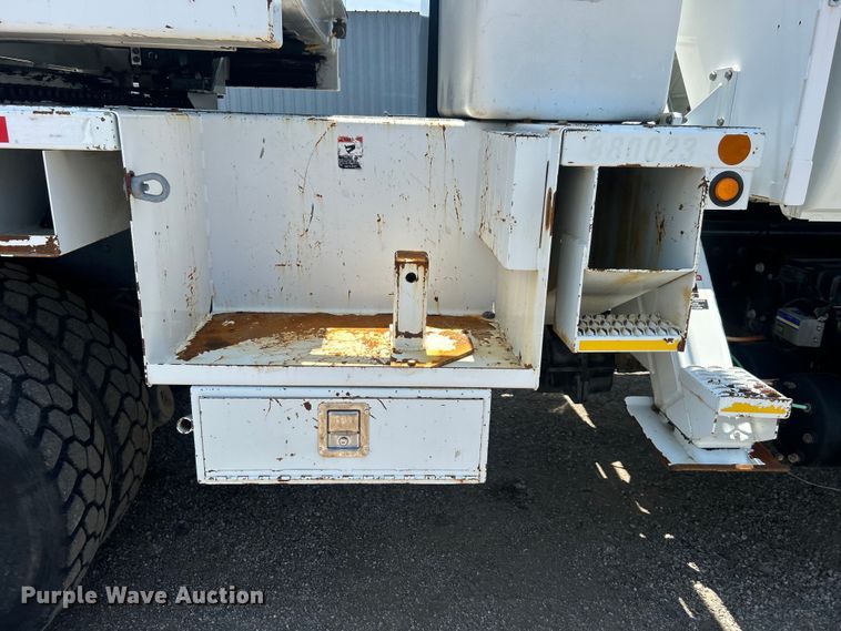 image for item EG0862 2006 International  7400 pressure digger truck