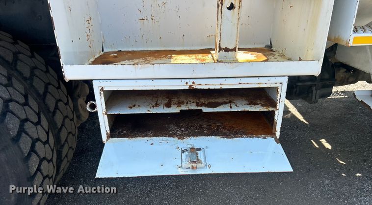 image for item EG0862 2006 International  7400 pressure digger truck