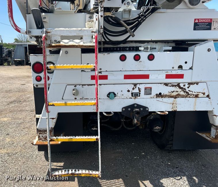 image for item EG0862 2006 International  7400 pressure digger truck