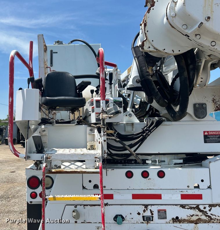 image for item EG0862 2006 International  7400 pressure digger truck