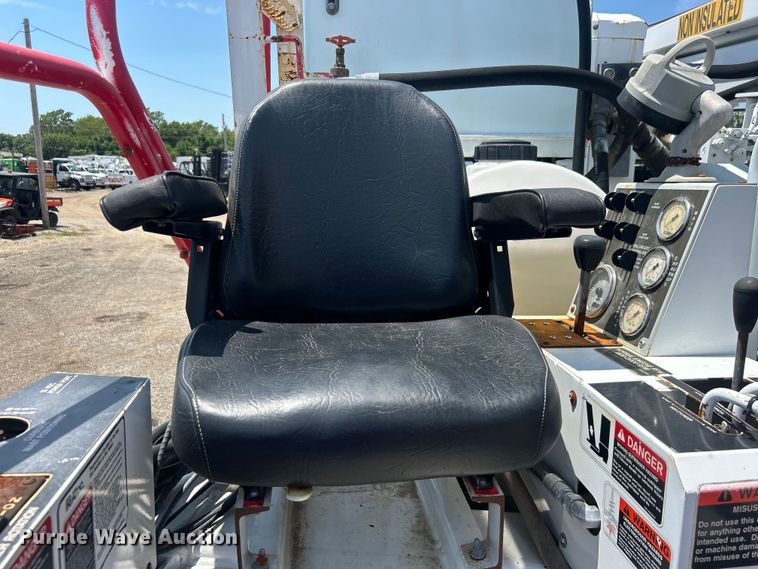 image for item EG0862 2006 International  7400 pressure digger truck