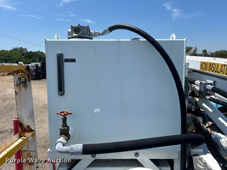 image for item EG0862 2006 International  7400 pressure digger truck