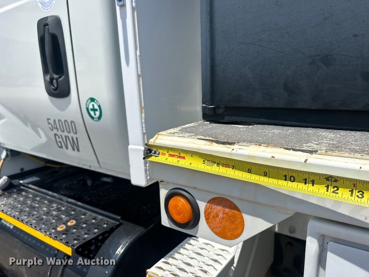 image for item EG0862 2006 International  7400 pressure digger truck