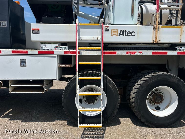 image for item EG0862 2006 International  7400 pressure digger truck