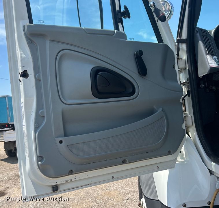 image for item EG0862 2006 International  7400 pressure digger truck