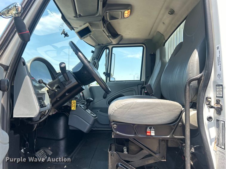 image for item EG0862 2006 International  7400 pressure digger truck