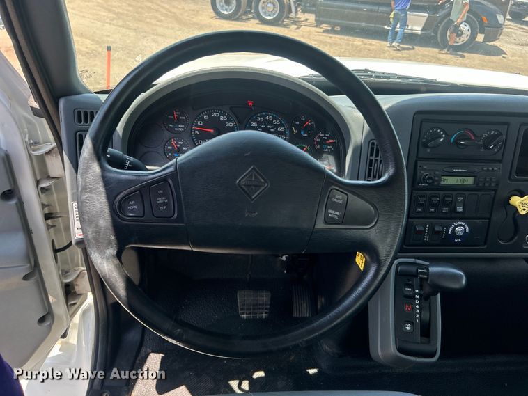 image for item EG0862 2006 International  7400 pressure digger truck