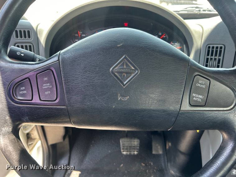 image for item EG0862 2006 International  7400 pressure digger truck