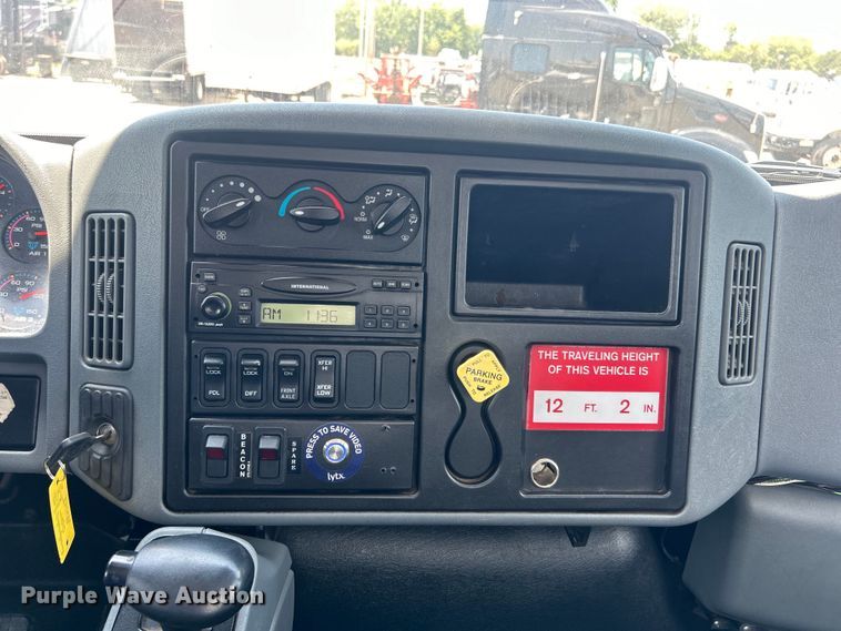 image for item EG0862 2006 International  7400 pressure digger truck