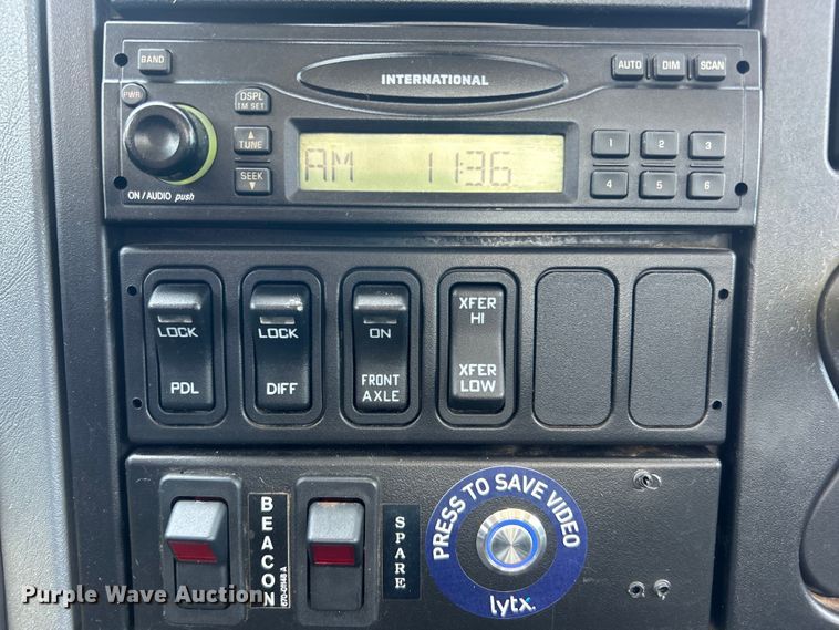 image for item EG0862 2006 International  7400 pressure digger truck