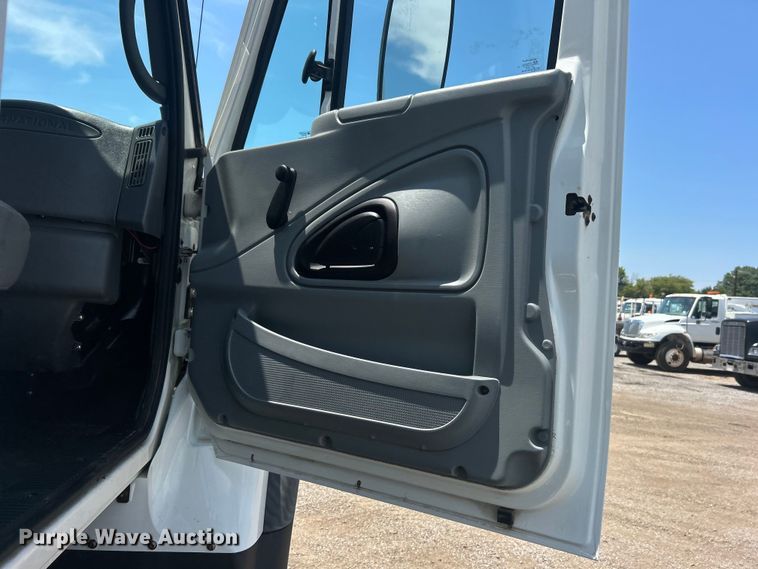 image for item EG0862 2006 International  7400 pressure digger truck