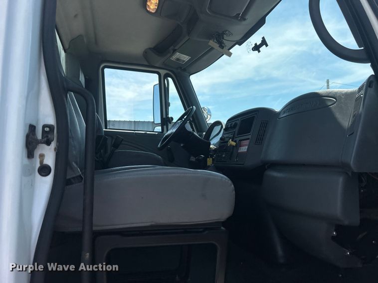 image for item EG0862 2006 International  7400 pressure digger truck