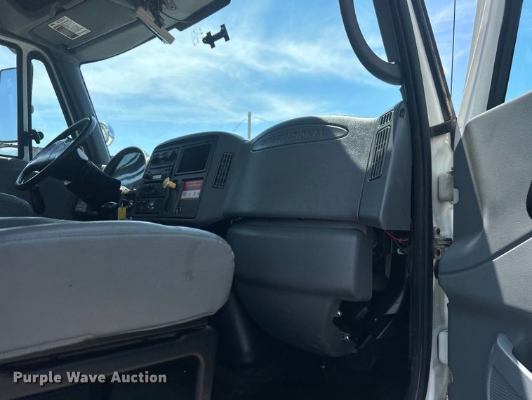 image for item EG0862 2006 International  7400 pressure digger truck