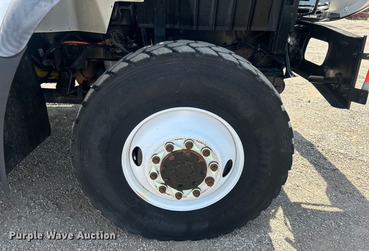 image for item EG0862 2006 International  7400 pressure digger truck