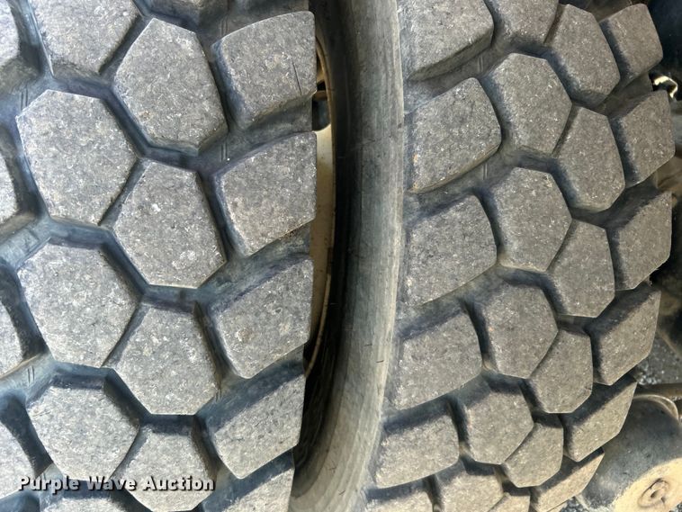 image for item EG0862 2006 International  7400 pressure digger truck