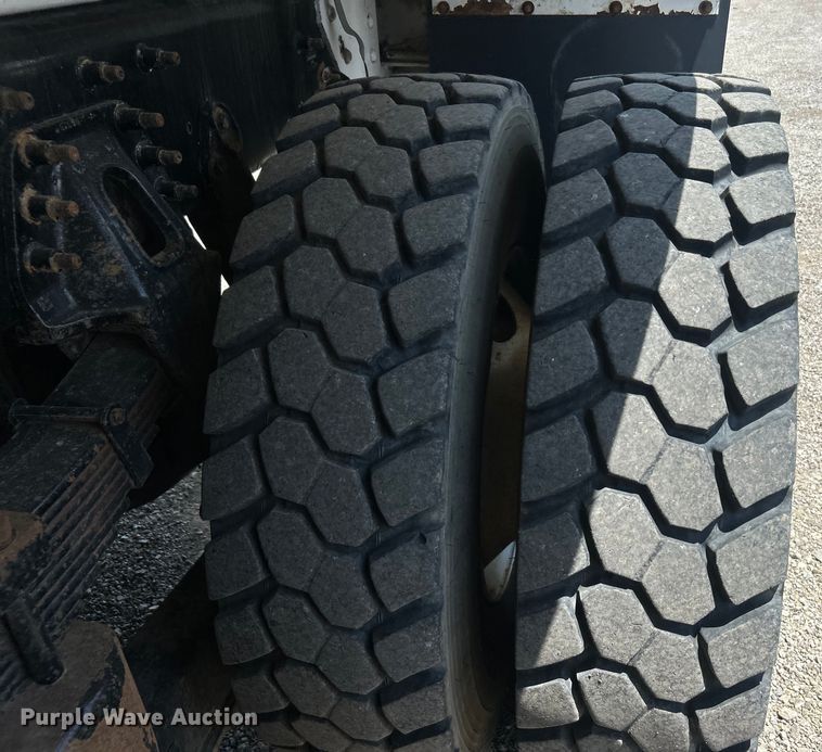 image for item EG0862 2006 International  7400 pressure digger truck