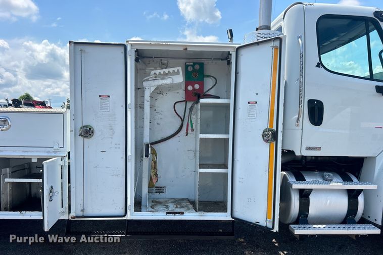 image for item EG0867 2010 Freightliner Business Class M2 crane truck