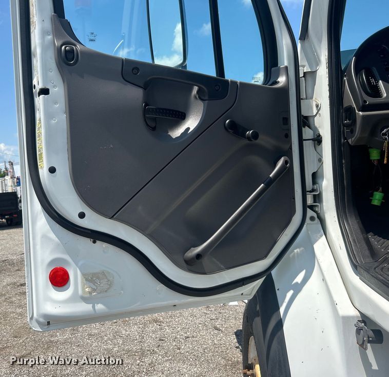 image for item EG0867 2010 Freightliner Business Class M2 crane truck