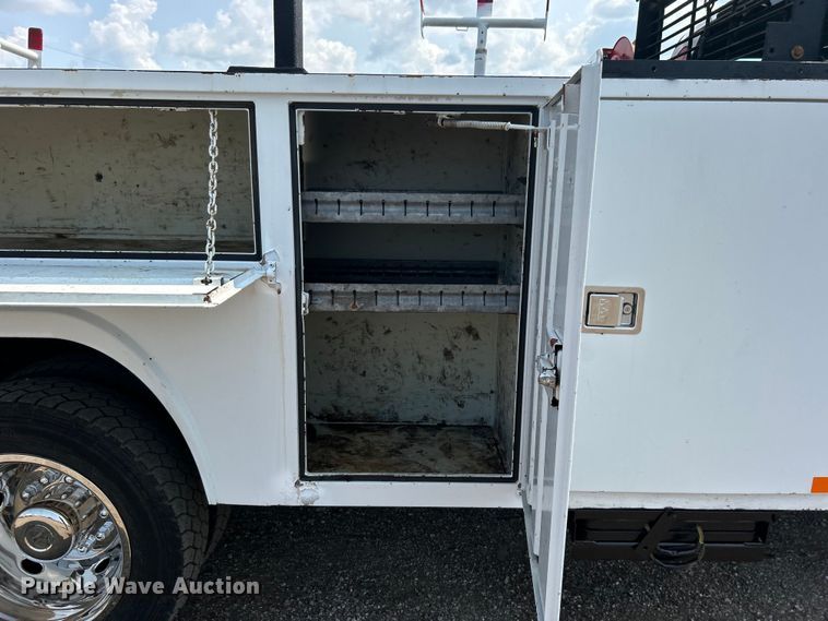 image for item EG0883 2017 Ford F450 Super Duty SuperCab utility / service truck