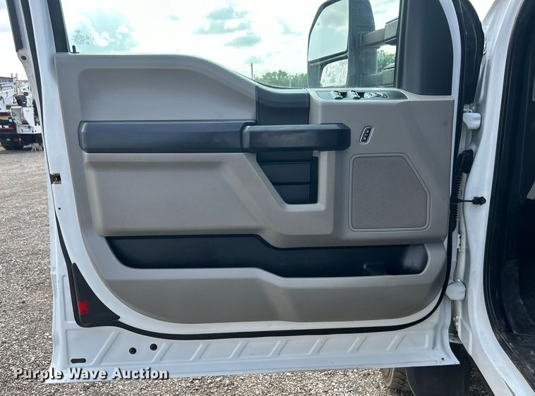 image for item EG0883 2017 Ford F450 Super Duty SuperCab utility / service truck