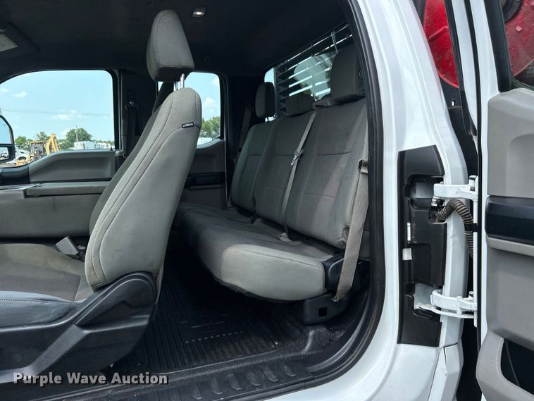 image for item EG0883 2017 Ford F450 Super Duty SuperCab utility / service truck