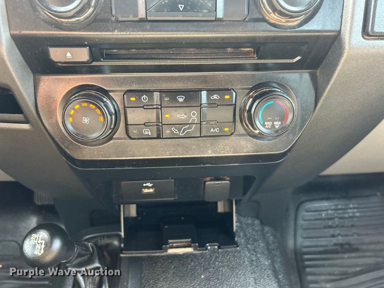 image for item EG0883 2017 Ford F450 Super Duty SuperCab utility / service truck