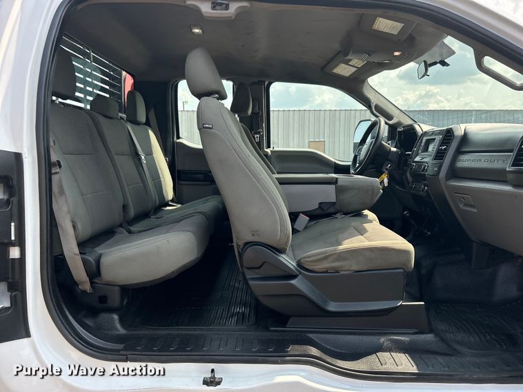 image for item EG0883 2017 Ford F450 Super Duty SuperCab utility / service truck