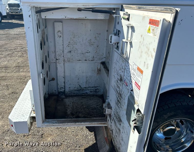 image for item EG1232 2017 Ford F350 Super Duty SuperCab utility bed pickup truck