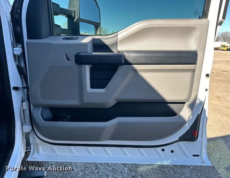 image for item EG1232 2017 Ford F350 Super Duty SuperCab utility bed pickup truck