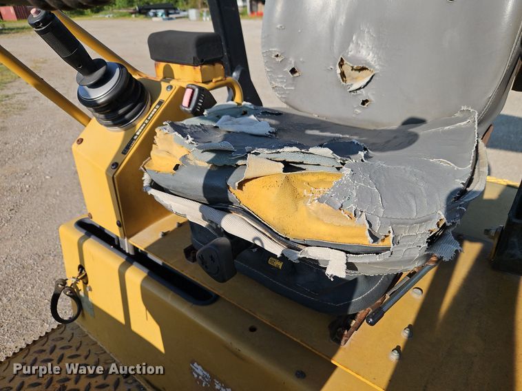 image for item EI3984 Caterpillar  CB-335E single drum vibratory roller