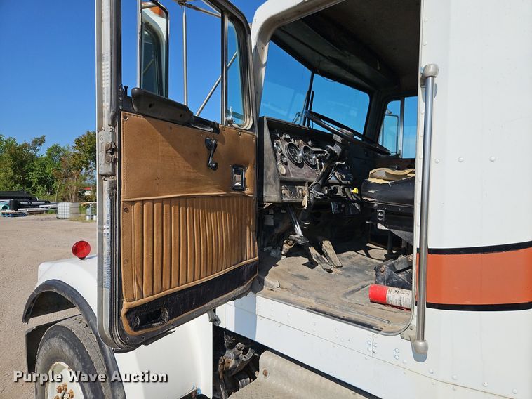 image for item EI3986 1990 Kenworth  W900 dump truck