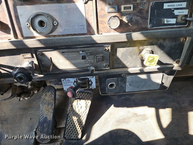 image for item EI3986 1990 Kenworth  W900 dump truck