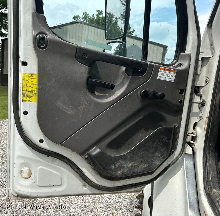 image for item EJ4450 2015 Freightliner  Business Class M2 bucket truck