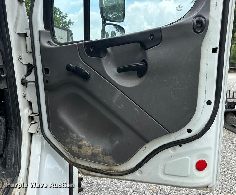 image for item EJ4450 2015 Freightliner  Business Class M2 bucket truck