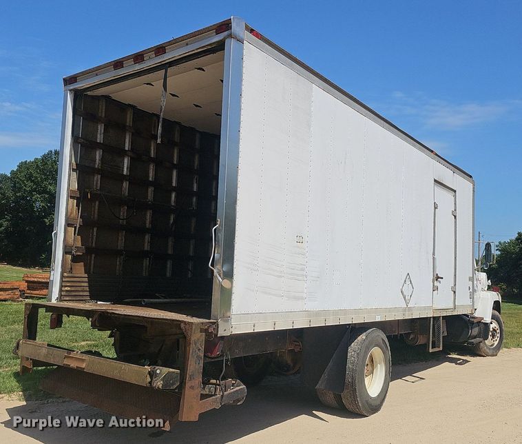 image for item EJ5788 1990 Ford L7000 box truck