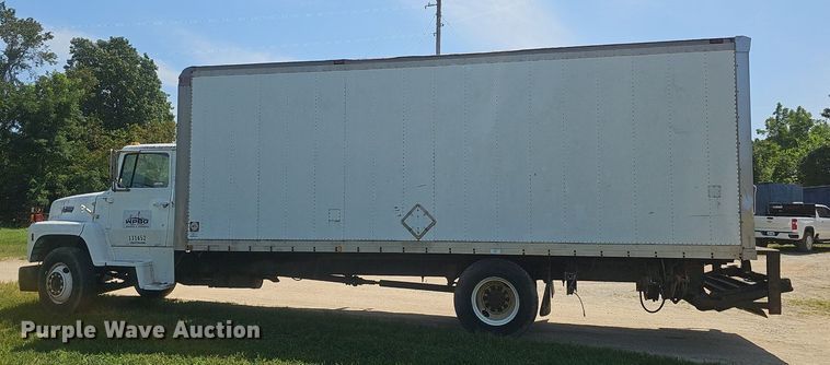image for item EJ5788 1990 Ford L7000 box truck